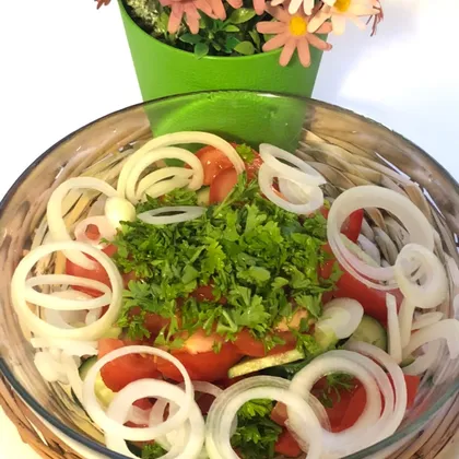 Салат из огурца, помидора, лука и перца