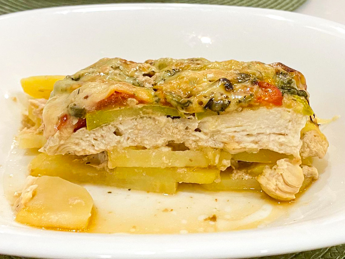 Картофель по-французски с курицей и овощами