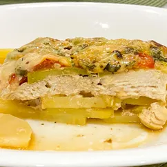 Картофель по-французски с курицей и овощами