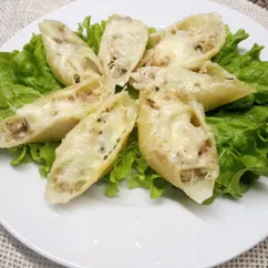 Конкильони с курицей и грибами 