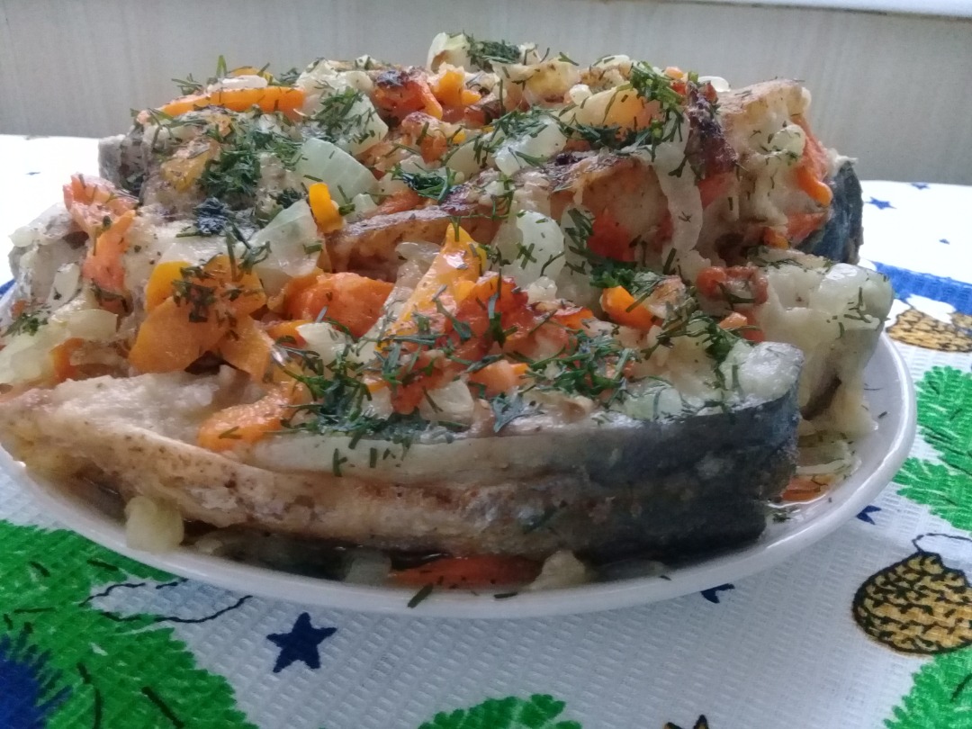 Форель жареная с морковкой и луком