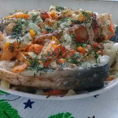 Форель жареная с морковкой и луком