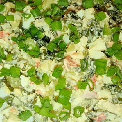 Салат с морской капустой и крабовыми палочками