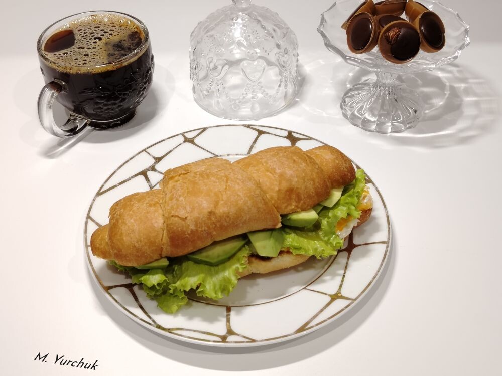 Сэндвич - круассан с яичницей и авокадо