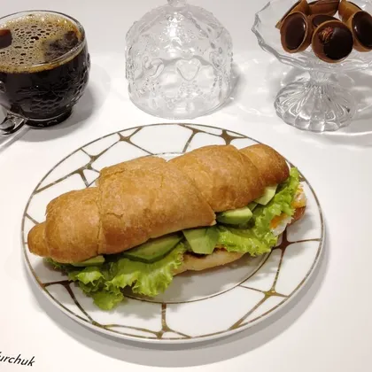 Сэндвич - круассан с яичницей и авокадо