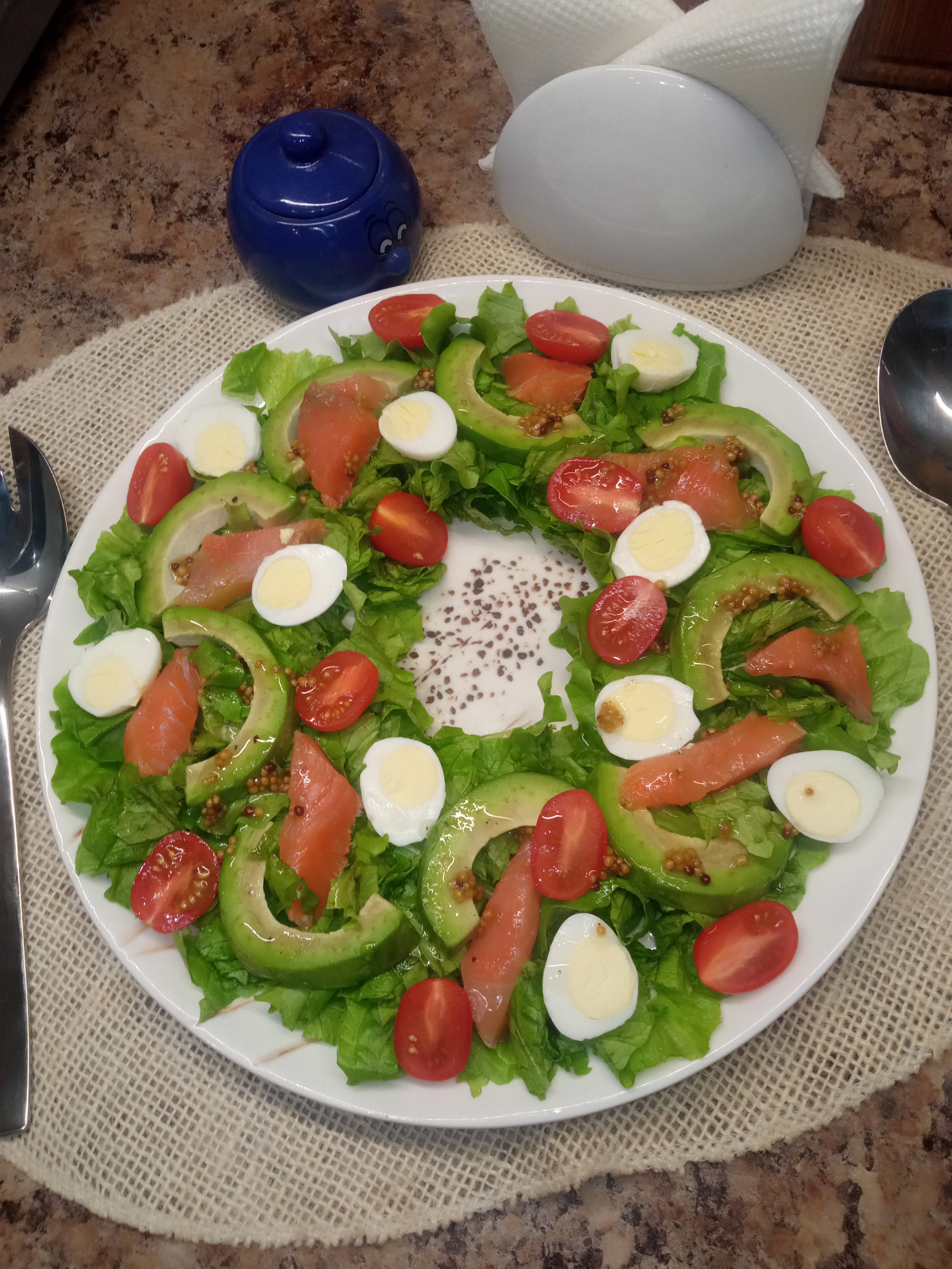 Салат с авокадо и малосольной рыбой