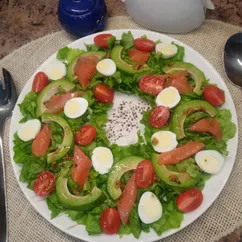 Салат с авокадо и малосольной рыбой