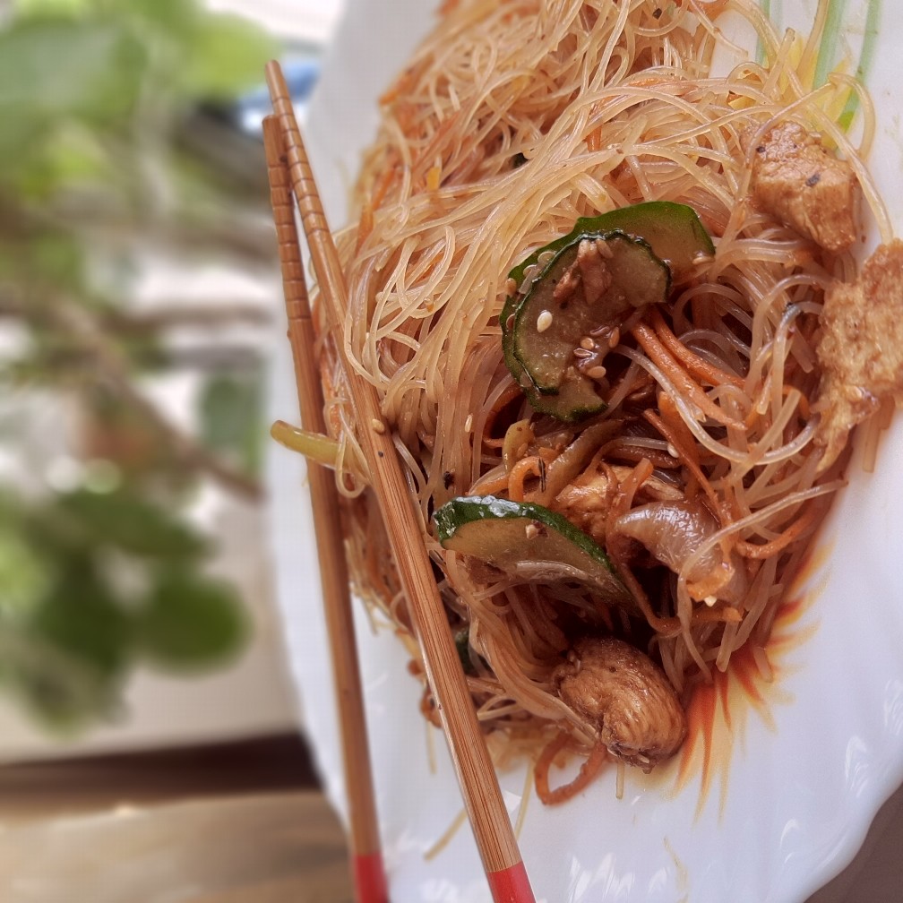 Фунчоза с курицей и овощами