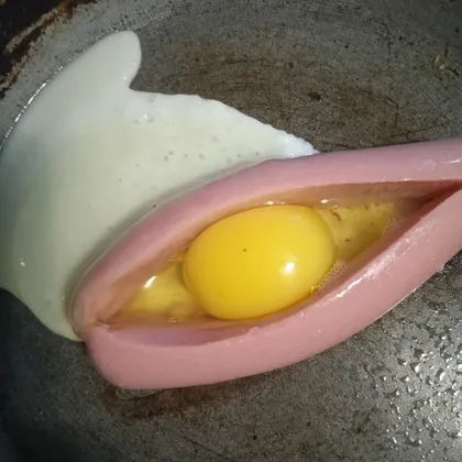 Яйцо в сосиске