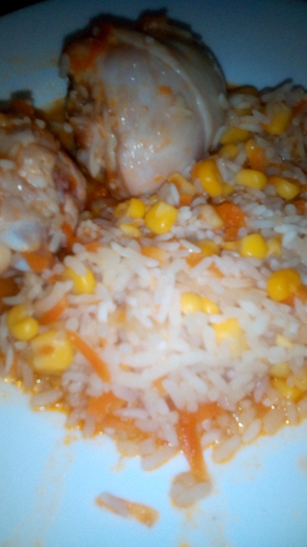 Куриные бедра с рисом и кукурузой в мультиварке
