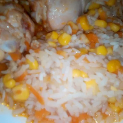 Куриные голени с рисом и кукурузой