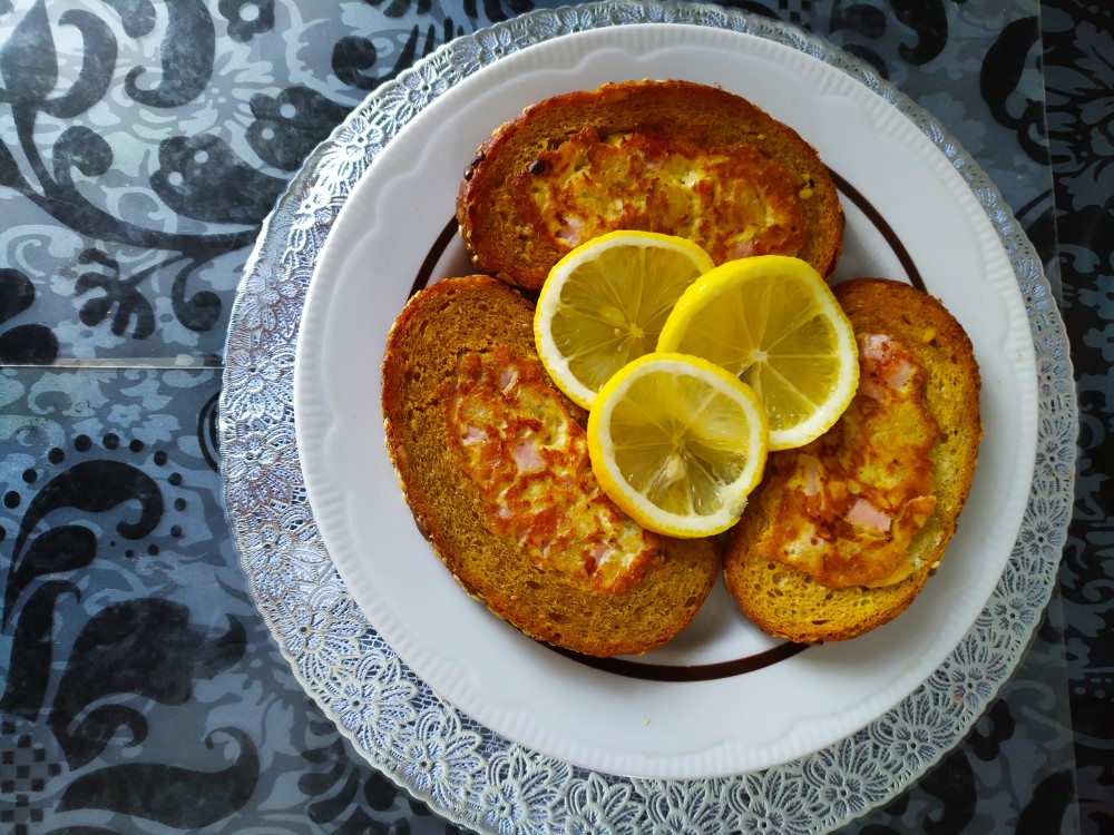 Гренки с карбонадом, горчицей и майонезом