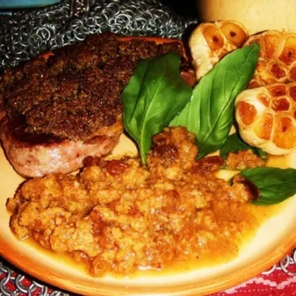Антрекот с коньячным соусом под хлебной коркой