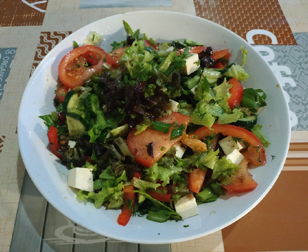 Зелёный салат с помидорами и брынзой