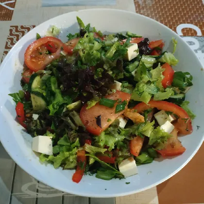 Зелёный салат с помидорами и брынзой