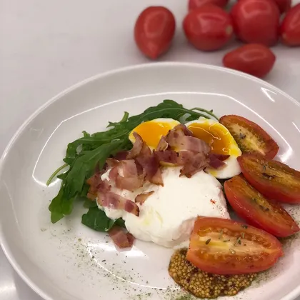 Завтрак яйцо, жареные помидоры и бекон с крем-сыром
