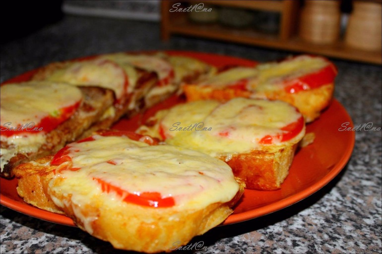 Гренки с помидором и сыром