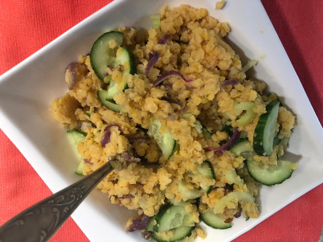 Салат из розовой чечевицы, огурцов и сельдереея