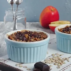 Запечённая овсянка с яблоком и орехами.
⠀