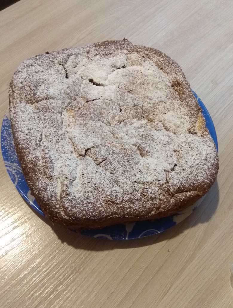 Шарлотка с айвой и яблоками