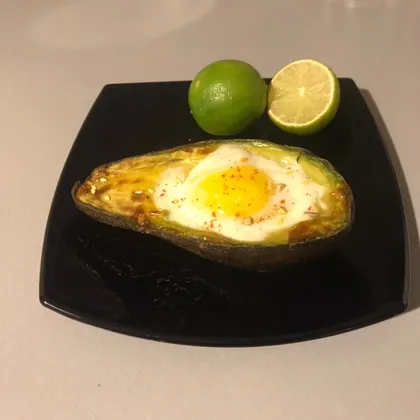 Запеченное авокадо с яйцом и сыром