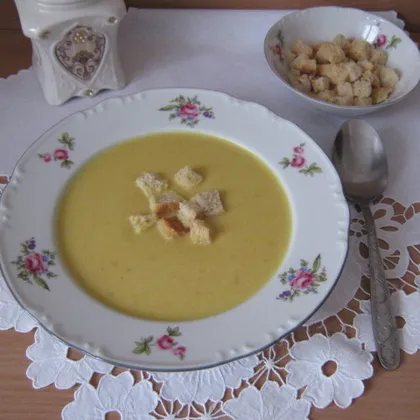 Крем-суп из кабачков с карри и домашними крутонами