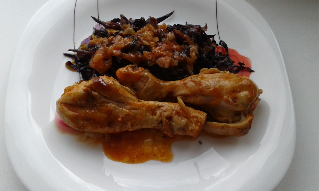 Куриные голени с тушёной красной капустой