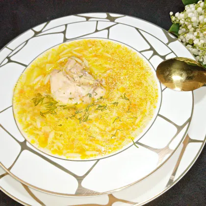 Суп на курином бульоне с пастой "Орзо" 