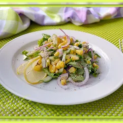 Салат с кукурузой и огурчиками