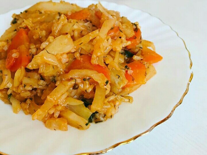 капуста с рисом тушеная на сковороде рецепт | Дзен