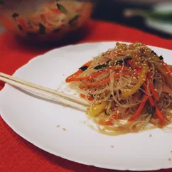 Салат с фунчозой и свежими овощами