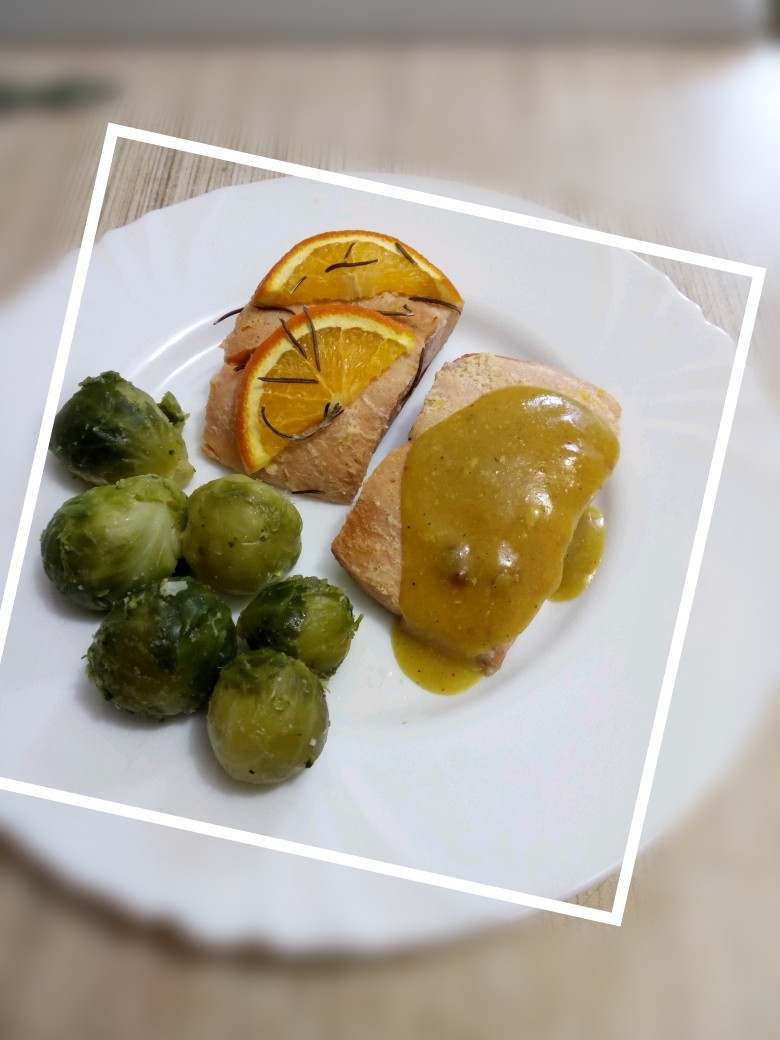 Рыбка с апельсиновым соусом и брюссельской капустой
