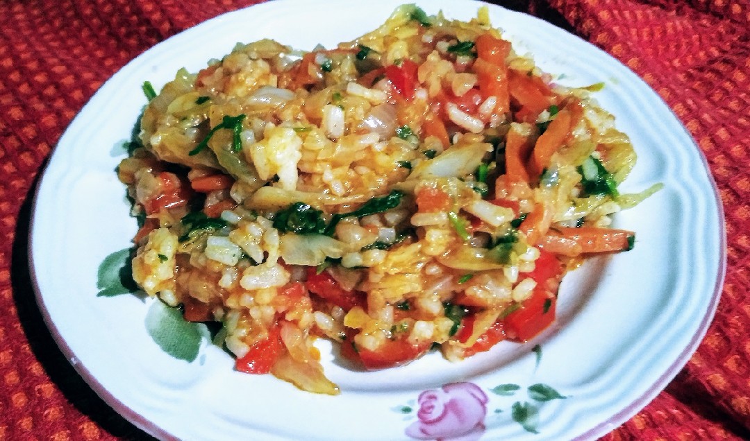 Капуста, тушёная с рисом и овощами