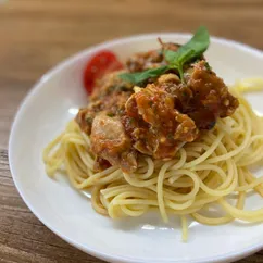 Паста с томленой уткой и соусом из печеных томатов, болгарского перца и чеснока