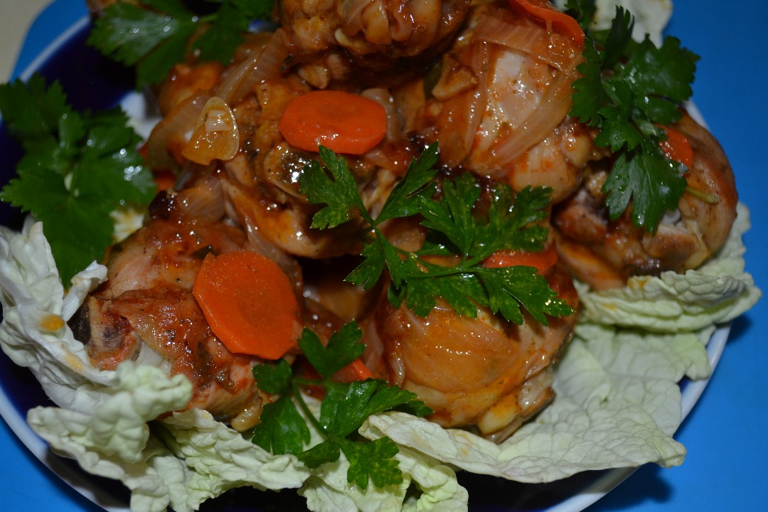 Куриная голень в луковом соусе