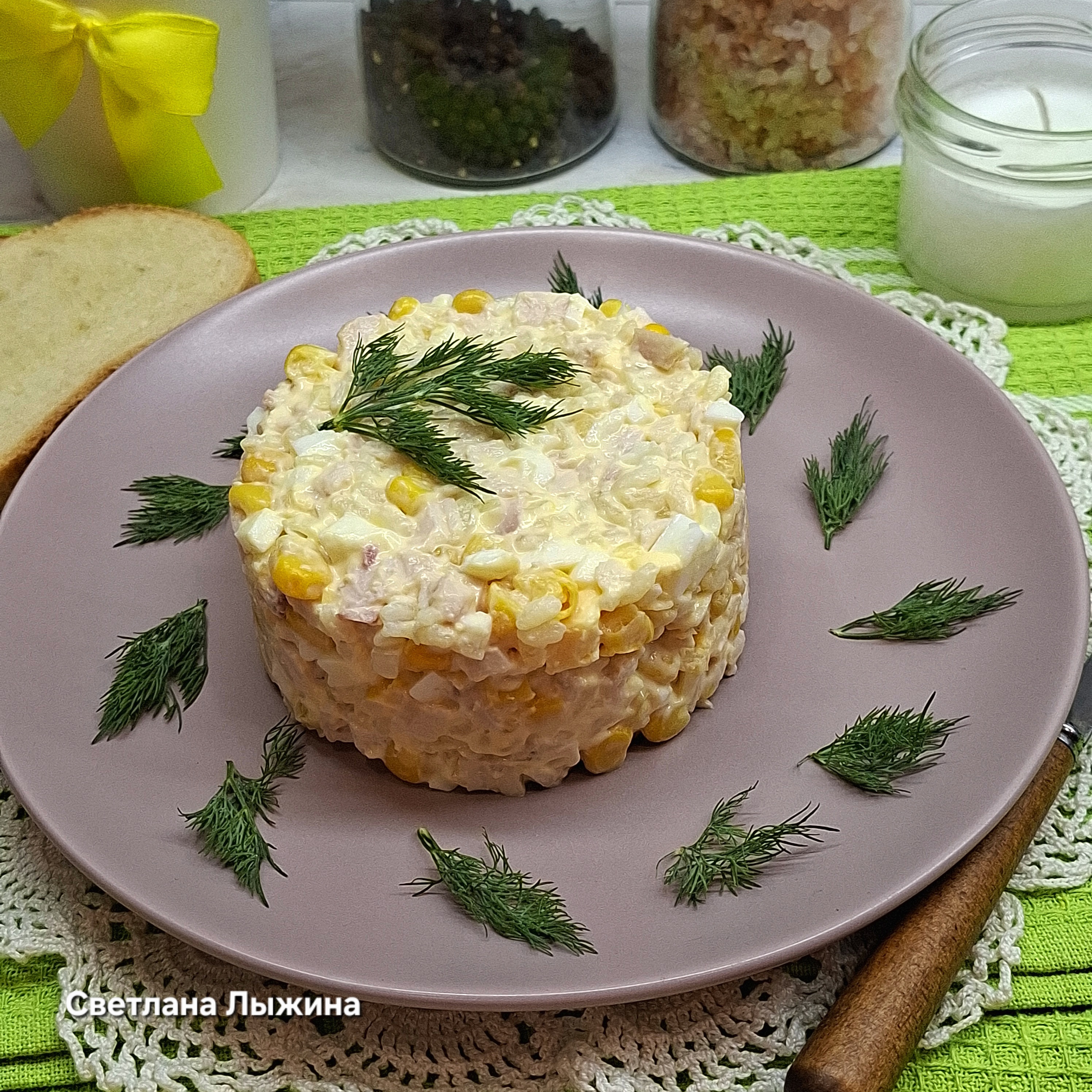 Салат с копченой курицей и рисом