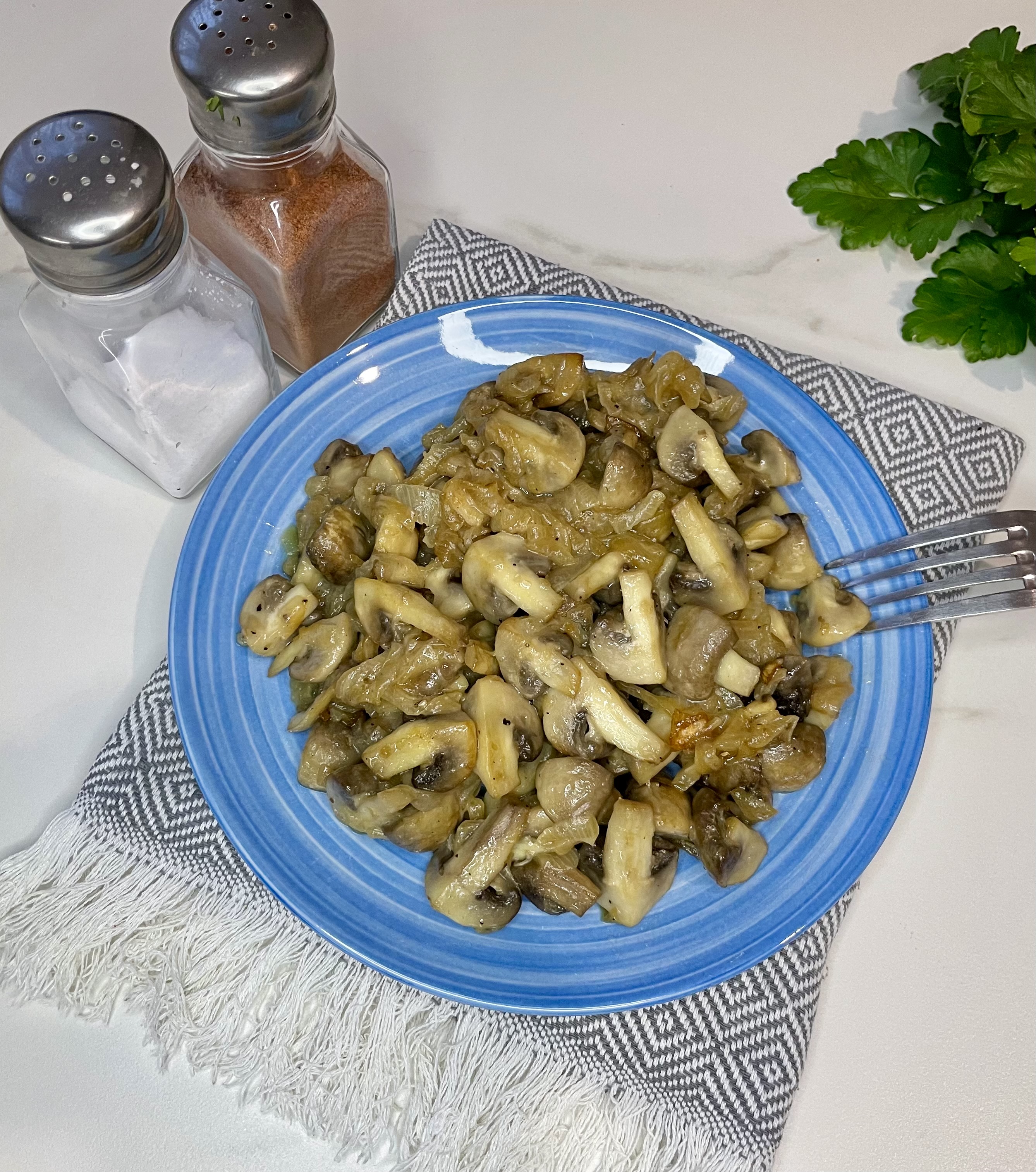 Шампиньоны жареные с луком 