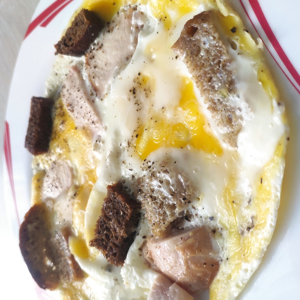Яичница с хлебом и куриной грудкой