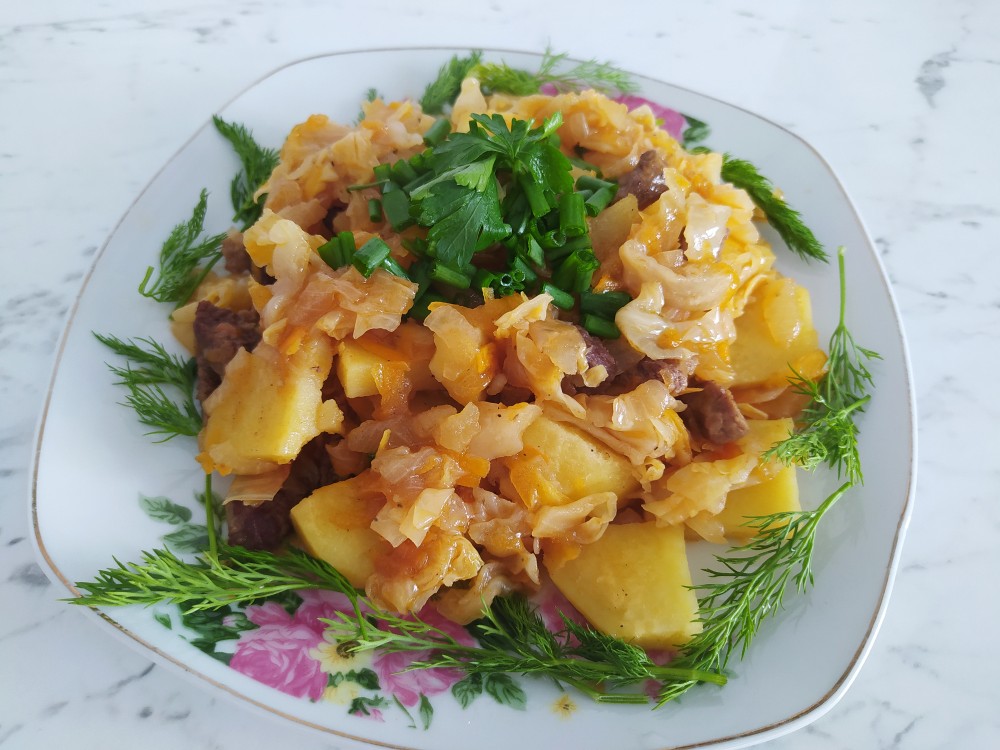 Картошка тушёная с капустой и куриным филе