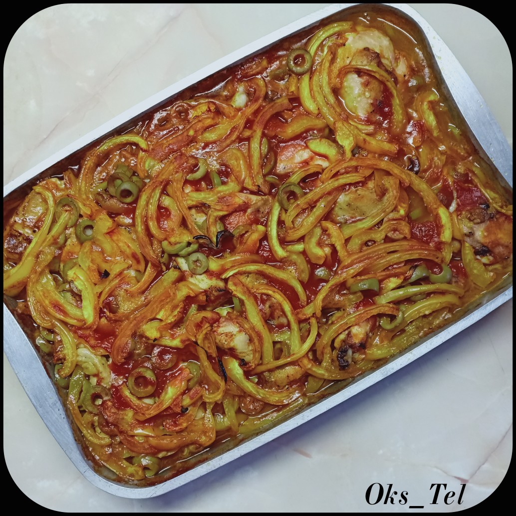 Курица в томатном соусе с оливками