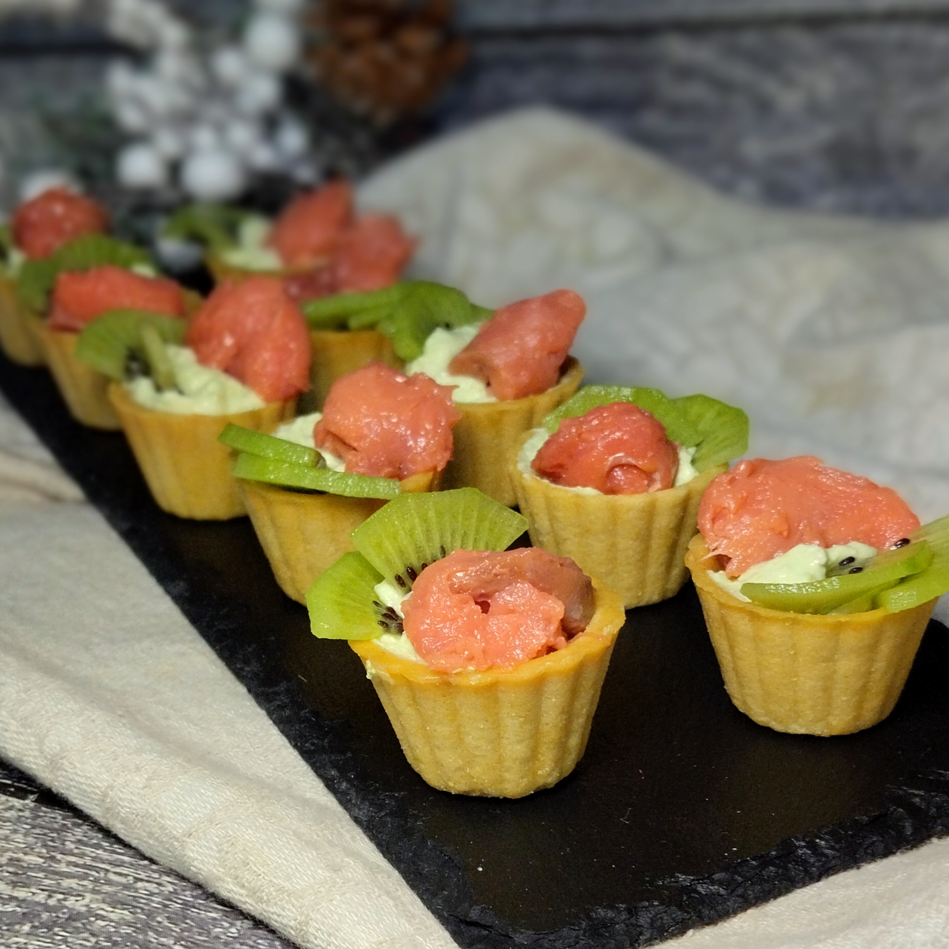 Тарталетки с красной рыбой и киви