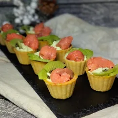 Тарталетки с красной рыбой и киви