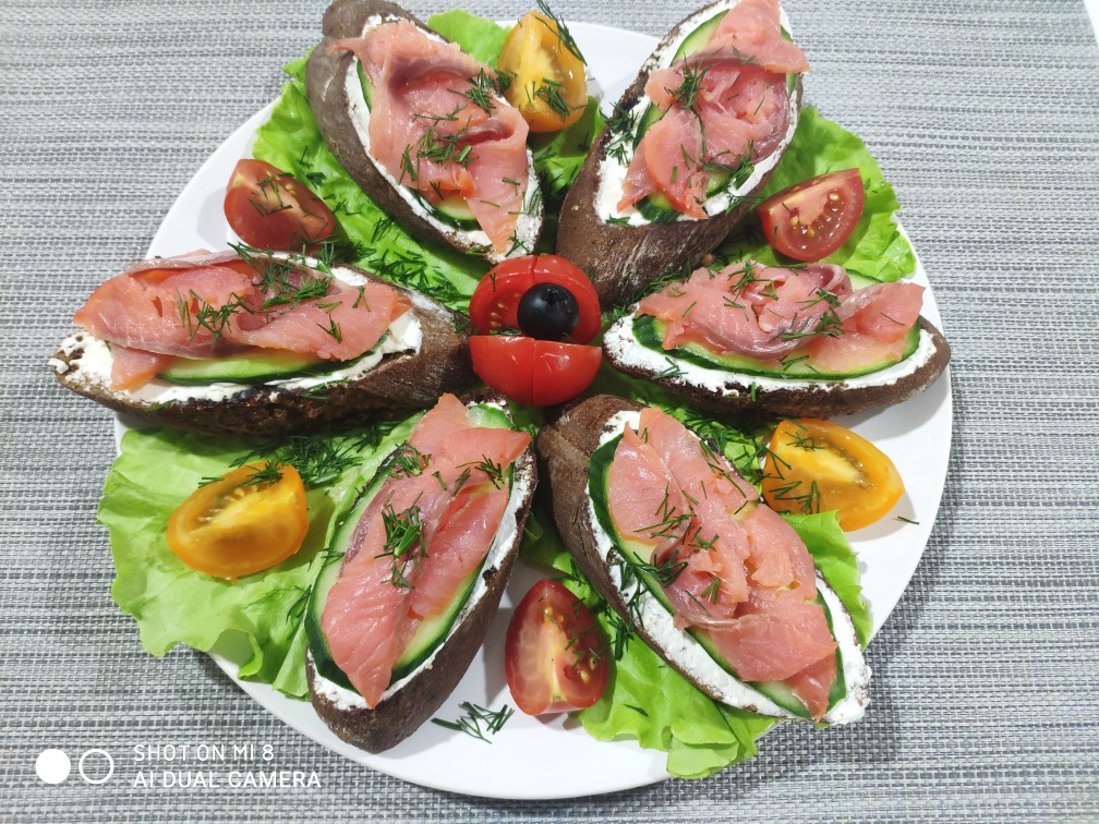Брускетты с красной рыбой