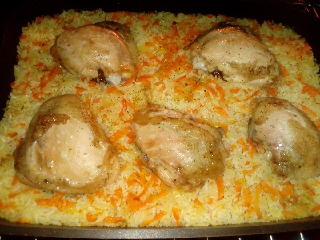 Куриные бедра с рисом в духовке на противне