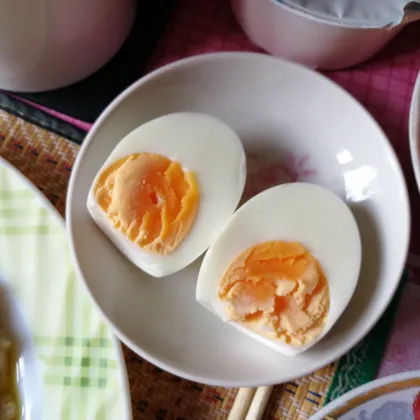 Яйца куриные вареные с желтым желтком