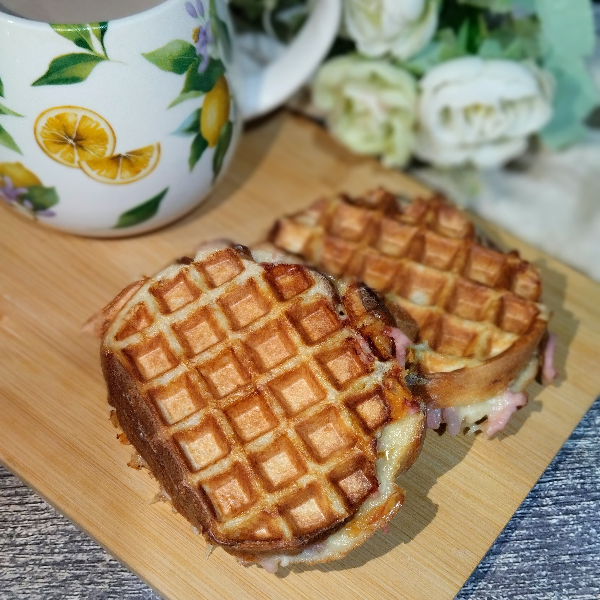 Вафли из батона с начинкой из сыра и колбасы