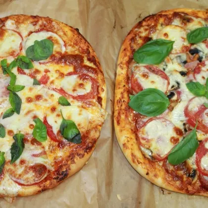 Пицца на тонком тесте и соус для пиццы