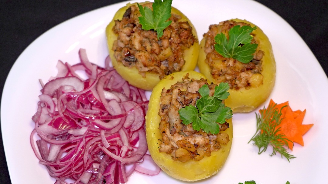 Запеченная скумбрия с картошкой в духовке