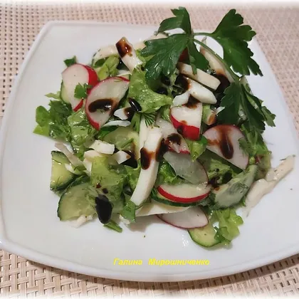 Салат из свежих овощей с кальмаром