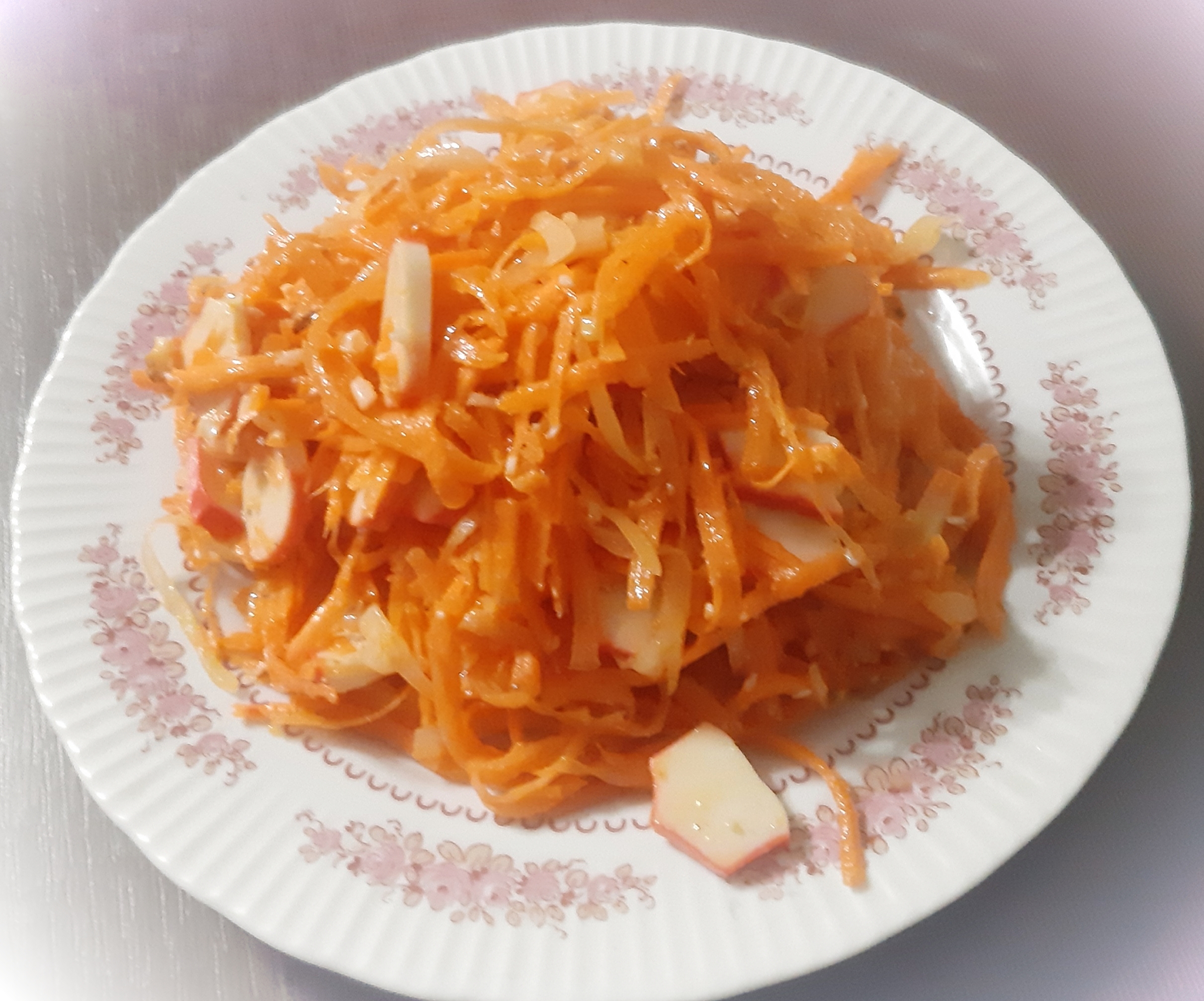 Салат из моркови и крабовых палочек 